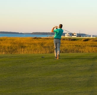 people teeing off