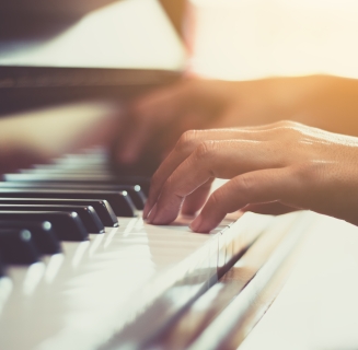 hands playing piano